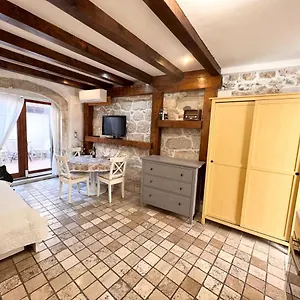 Pensjonat F, Split